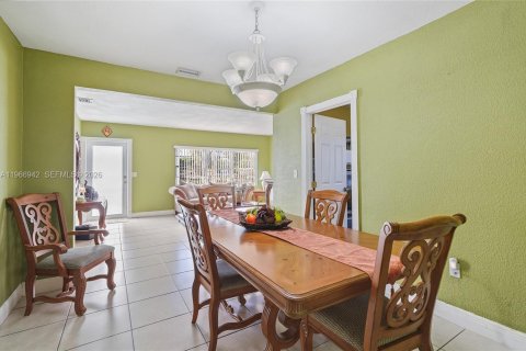 House in Hialeah, Florida 3 bedrooms, 195.65 sq.m. № 2028644 - photo 14