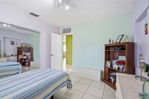 House in Hialeah, Florida 3 bedrooms, 195.65 sq.m. № 2028644 - photo 12