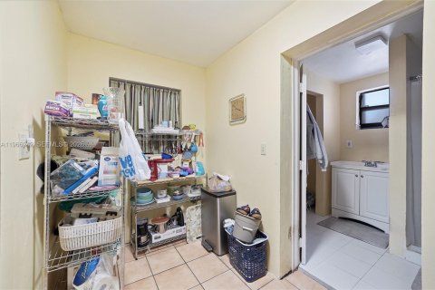 House in Hialeah, Florida 3 bedrooms, 195.65 sq.m. № 2028644 - photo 25