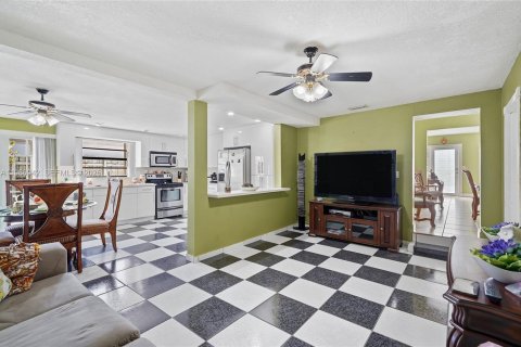 House in Hialeah, Florida 3 bedrooms, 195.65 sq.m. № 2028644 - photo 17