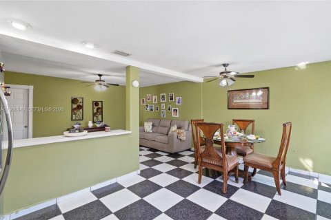 House in Hialeah, Florida 3 bedrooms, 195.65 sq.m. № 2028644 - photo 20