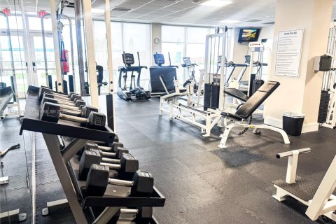 Condo in Hallandale Beach, Florida, 2 bedrooms  № 1926764 - photo 17