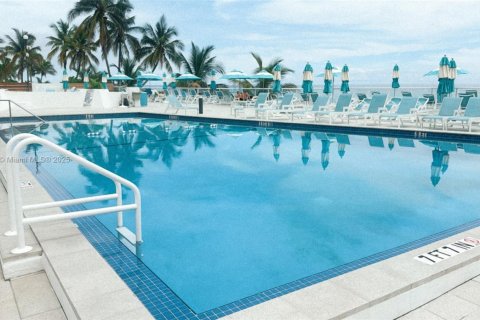 Condo in Hallandale Beach, Florida, 2 bedrooms  № 1926764 - photo 5