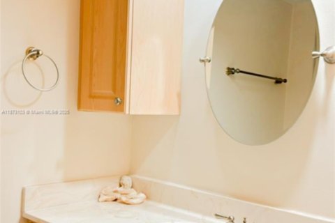 Condo in Hallandale Beach, Florida, 2 bedrooms  № 1926764 - photo 30