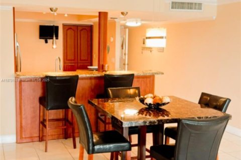 Condo in Hallandale Beach, Florida, 2 bedrooms  № 1926764 - photo 23