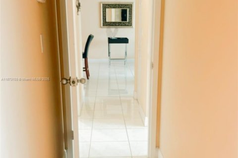 Condo in Hallandale Beach, Florida, 2 bedrooms  № 1926764 - photo 29