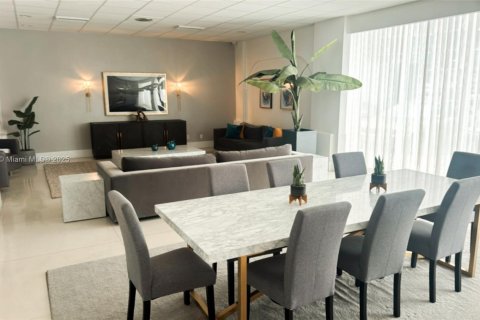 Condo in Hallandale Beach, Florida, 2 bedrooms  № 1926764 - photo 6