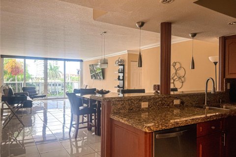 Condo in Hallandale Beach, Florida, 2 bedrooms  № 1926764 - photo 19