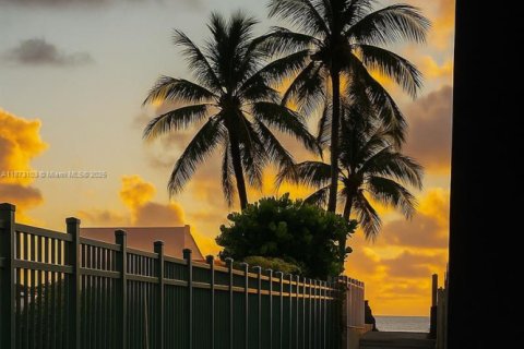 Condo in Hallandale Beach, Florida, 2 bedrooms  № 1926764 - photo 2