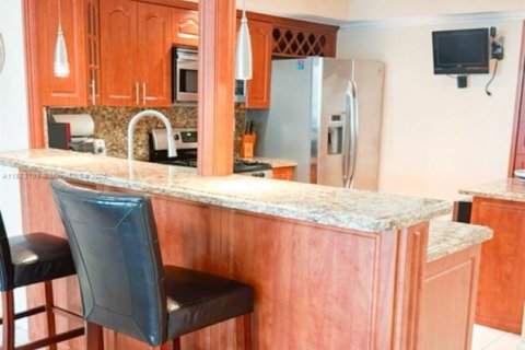 Condo in Hallandale Beach, Florida, 2 bedrooms  № 1926764 - photo 26
