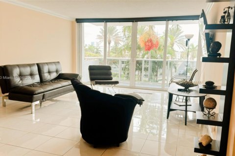 Condo in Hallandale Beach, Florida, 2 bedrooms  № 1926764 - photo 27