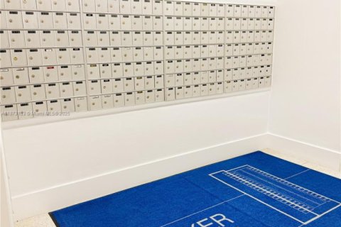 Condo in Hallandale Beach, Florida, 2 bedrooms  № 1926764 - photo 15