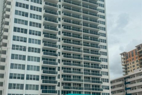 Condo in Hallandale Beach, Florida, 2 bedrooms  № 1926764 - photo 4