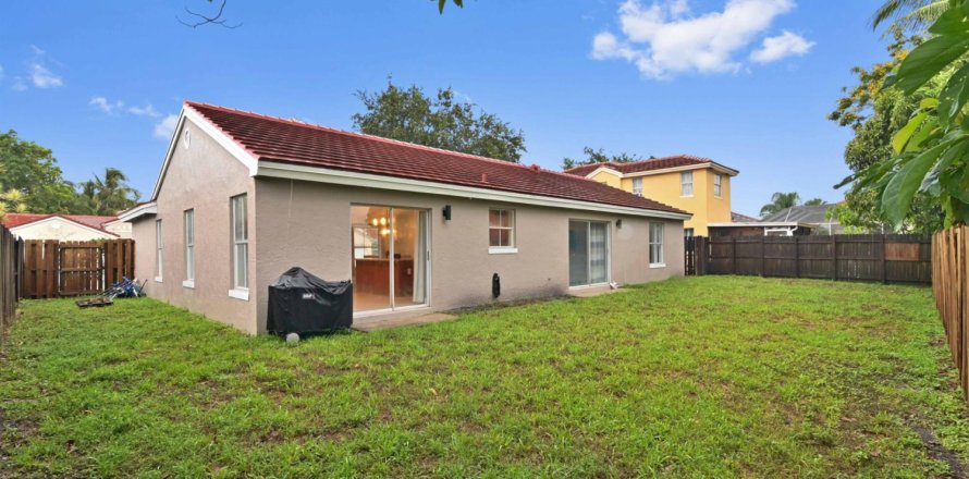 House in Margate, Florida 3 bedrooms, 151.06 sq.m. № 1228714