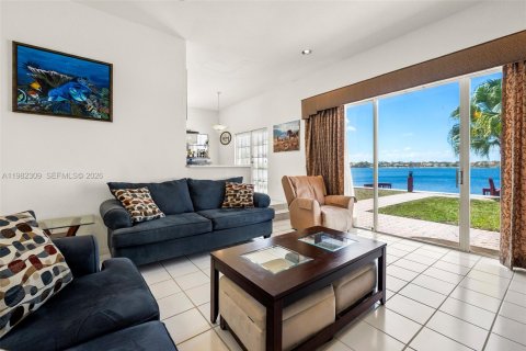 Casa en venta en Miami, Florida, 4 dormitorios, 224.36 m2 № 2050777 - foto 8