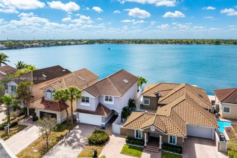 Casa en venta en Miami, Florida, 4 dormitorios, 224.36 m2 № 2050777 - foto 12