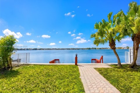 Casa en venta en Miami, Florida, 4 dormitorios, 224.36 m2 № 2050777 - foto 30