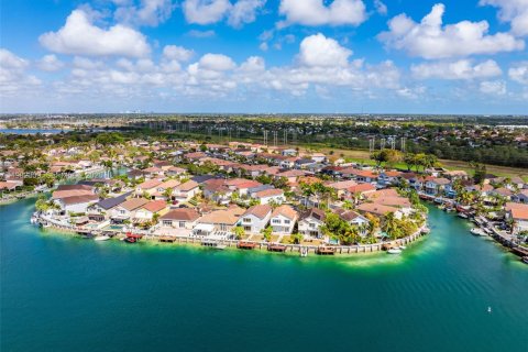 Casa en venta en Miami, Florida, 4 dormitorios, 224.36 m2 № 2050777 - foto 6