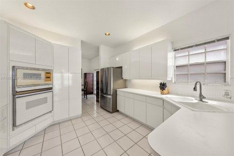 Casa en venta en Miami, Florida, 4 dormitorios, 224.36 m2 № 2050777 - foto 23