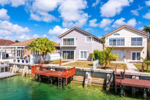 Casa en venta en Miami, Florida, 4 dormitorios, 224.36 m2 № 2050777 - foto 3