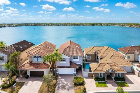 Casa en venta en Miami, Florida, 4 dormitorios, 224.36 m2 № 2050777 - foto 5