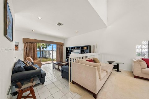 Casa en venta en Miami, Florida, 4 dormitorios, 224.36 m2 № 2050777 - foto 19