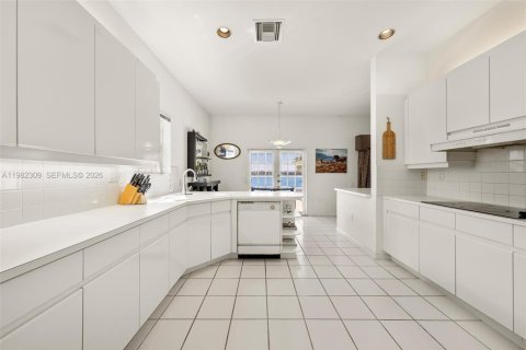Casa en venta en Miami, Florida, 4 dormitorios, 224.36 m2 № 2050777 - foto 11