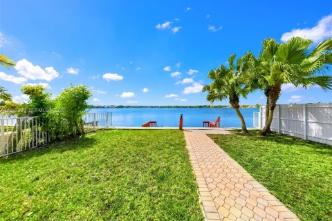 Casa en venta en Miami, Florida, 4 dormitorios, 224.36 m2 № 2050777 - foto 4