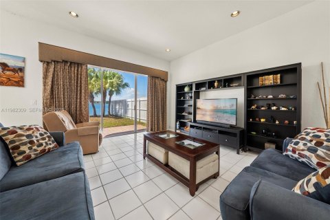 Casa en venta en Miami, Florida, 4 dormitorios, 224.36 m2 № 2050777 - foto 20