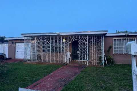 Casa en venta en Miami Gardens, Florida, 4 dormitorios, 172.98 m2 № 2028074 - foto 3