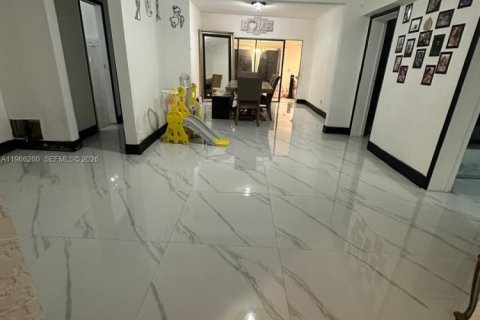Casa en venta en Miami Gardens, Florida, 4 dormitorios, 172.98 m2 № 2028074 - foto 19