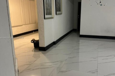 Casa en venta en Miami Gardens, Florida, 4 dormitorios, 172.98 m2 № 2028074 - foto 15