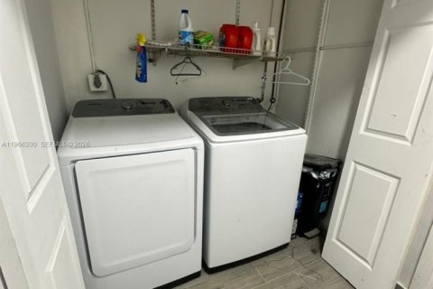 Casa en venta en Miami Gardens, Florida, 4 dormitorios, 172.98 m2 № 2028074 - foto 12