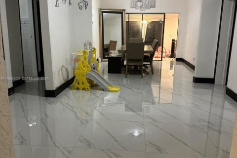 Casa en venta en Miami Gardens, Florida, 4 dormitorios, 172.98 m2 № 2028074 - foto 14