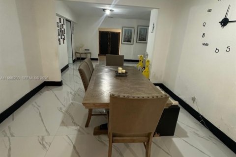 Casa en venta en Miami Gardens, Florida, 4 dormitorios, 172.98 m2 № 2028074 - foto 18