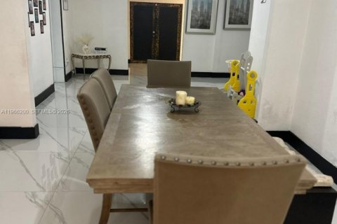 Casa en venta en Miami Gardens, Florida, 4 dormitorios, 172.98 m2 № 2028074 - foto 17