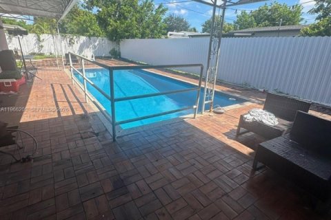 Casa en venta en Miami Gardens, Florida, 4 dormitorios, 172.98 m2 № 2028074 - foto 28