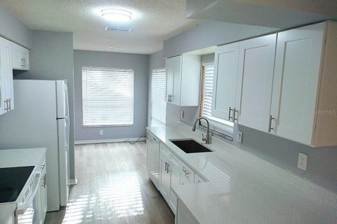 House in Brandon, Florida 3 bedrooms, 112.78 sq.m. № 1913001 - photo 3