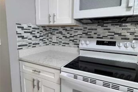 House in Brandon, Florida 3 bedrooms, 112.78 sq.m. № 1913001 - photo 2