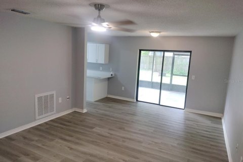 House in Brandon, Florida 3 bedrooms, 112.78 sq.m. № 1913001 - photo 5