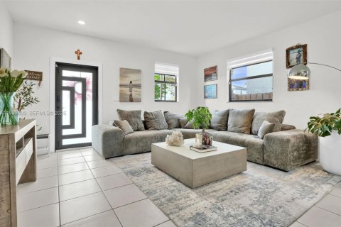 Casa en venta en Homestead, Florida, 5 dormitorios, 302.12 m2 № 2047519 - foto 3