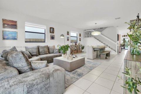 Casa en venta en Homestead, Florida, 5 dormitorios, 302.12 m2 № 2047519 - foto 2