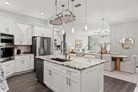 House in Lutz, Florida 6 bedrooms, 406.35 sq.m. № 2217122 - photo 9