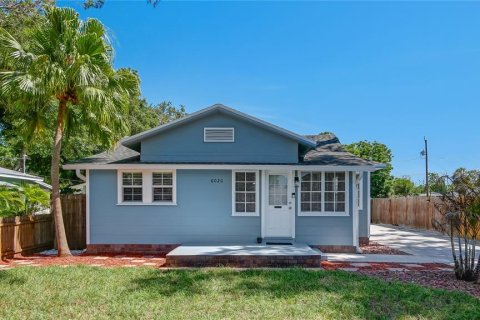 House in New Port Richey, Florida 3 bedrooms, 163.04 sq.m. № 1770017 - photo 1