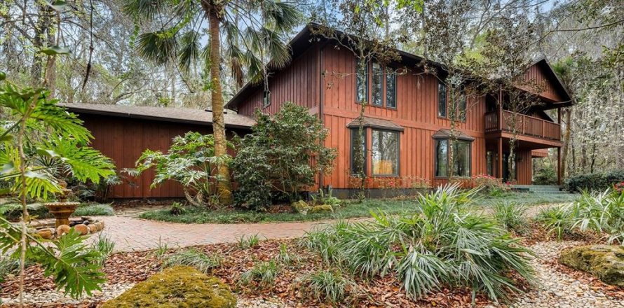 House in Gainesville, Florida 7 bedrooms, 483.09 sq.m. № 1550864