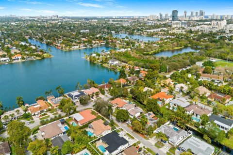 Casa en venta en Miami, Florida, 5 dormitorios, 263.56 m2 № 1031806 - foto 1