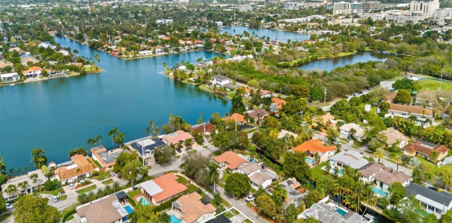 Casa en Miami, Florida 5 dormitorios, 263.56 m2 № 1031806