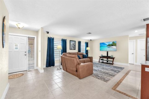 House in Apollo Beach, Florida 3 bedrooms, 169.55 sq.m. № 1616555 - photo 8