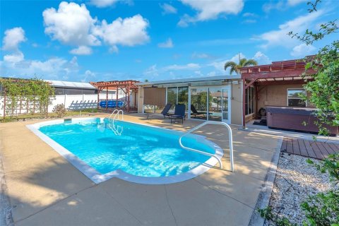House in Apollo Beach, Florida 3 bedrooms, 169.55 sq.m. № 1616555 - photo 28