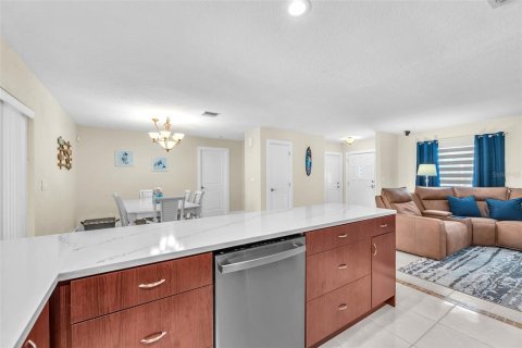 House in Apollo Beach, Florida 3 bedrooms, 169.55 sq.m. № 1616555 - photo 16